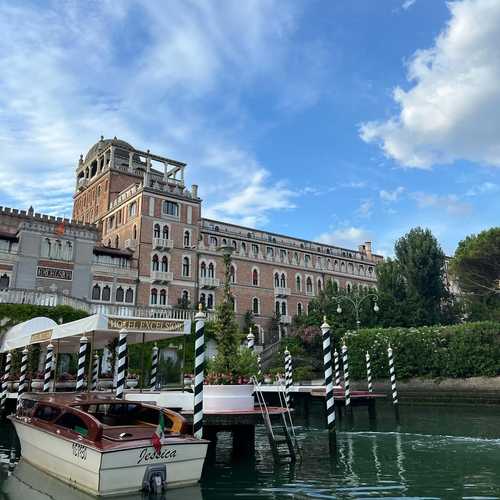 in the busyness of Venice, escape to Hotel Excelsior - a place where old-world charm meets modern luxury 🥂

from its breathtaking water views and location on the beach, it’s the ✨perfect✨ oasis in Venice. 

with easy access to Venice via a complimentary boat shuttle and the exquisite attention to details in every corner of the property, this historic gem captures the essence of Venetian splendor ✨

let us add this gem to your Italian adventure 🇮🇹

#pytco